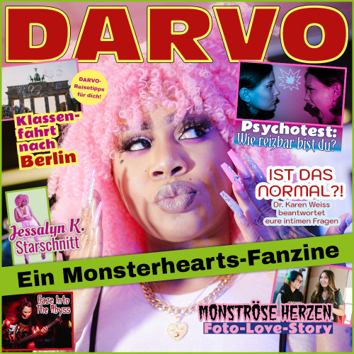 DARVO - Das ultimative Monsterhearts-Fanzine im Stil einer Jugendzeitschrift. In der Mitte ist das Foto einer Schwarze Frau mit rosafarbener Perücke und langen, rosa, strassbesetzten Fingernägeln. Sie schaut nach oben und macht einen Kussmund. Drumherum sind Teaser für die Inhalte im Heft: Klassenfahrt nach Berlin, Psychotest, Starschnitt, Poster, Beratungsbriefe, Foto-Love-Story.