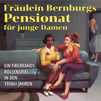 "Fräulein Bernburgs Pensionat für junge Damen - ein Rollenspiel in den 1950er Jahren". Das Bild zeigt zwei junge Damen in 1950er-Kleidung, die dicht zusammen auf einem Sofa sitzen und miteinander reden. Eine ist Schwarz, die andere ist weiß. Eine dritte (ebenfalls weiß) beobachtet sie mit einem schockierten Gesichtsausdruck aus dem Türrahmen im Hintergrund.