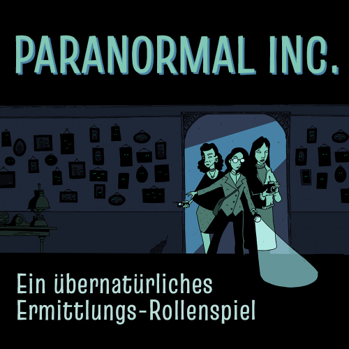 Paranormal Inc. von Alicia Furness. Ein übernatürliches Ermittlungs-Rollenspiel. Comic-artiges Bild in Tönen von Dunkelblau bis Helltürkisgrün. Drei feminine Ermittler*innen kommen durch einen Türrahmen in einen dunklen Raum mit vielen Bildern an der Wand, die alle leuchtende Augen haben. Sie tragen alltägliche Kleidung und sind mit Taschenlampe, Fotoapparat und Geistersensor ausgestattet.