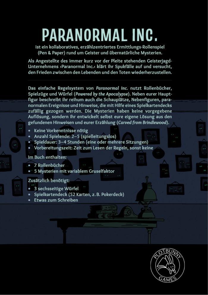 Backcover von Paranormal Inc. Hinter dem Beschreibungstext sieht man eine Wand in einem dunklen Raum. Daran hängen zahlreiche Portraits mit leuchtenden Augen. Unten steht ein Tischchen mit einer Lampe, einer Uhr und einigen Büchern.
