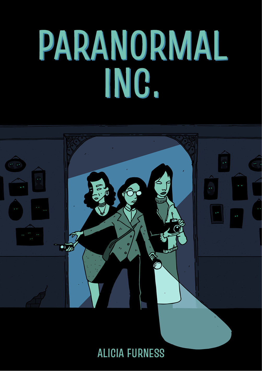 Paranormal Inc v1.0 – Cover Cover von Paranormal Inc. Drei feminine Ermittler*innen kommen durch einen Türrahmen in einen dunklen Raum mit vielen Bildern an der Wand, die alle leuchtende Augen haben. Sie tragen alltägliche Kleidung und sind mit Taschenlampe, Fotoapparat und Geistersensor ausgestattet.