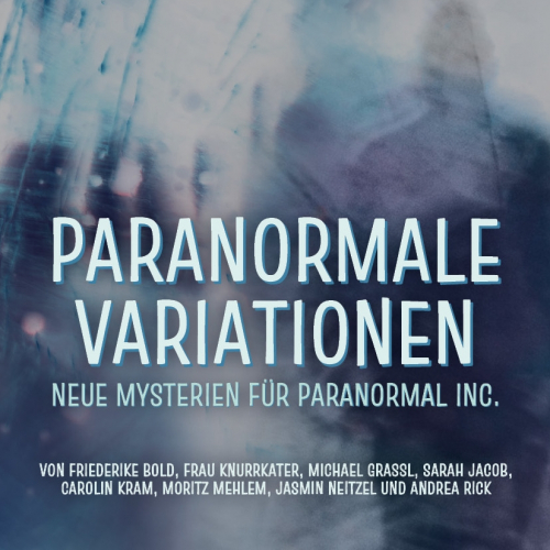 "Paranormale Variationen - Neue Mysterien für Paranormal Inc." Schemenhaft erkennbare, menschliche Silhouetten. Im Vordergrund steht eine Silhouette in Dunkelblau vor einem helleren Hintergrund in Türkis und Hellblau. Im Hintergrund steht eine Gruppe heller Silhouetten vor einem dunkelblauen Hintergrund. Die Farbe sieht verwaschen, verschwommen und fleckig aus.