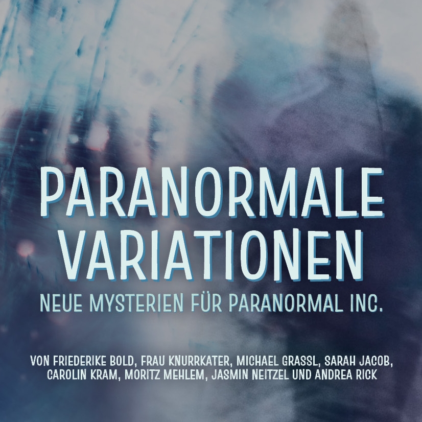 "Paranormale Variationen - Neue Mysterien für Paranormal Inc." Schemenhaft erkennbare, menschliche Silhouetten. Im Vordergrund steht eine Silhouette in Dunkelblau vor einem helleren Hintergrund in Türkis und Hellblau. Im Hintergrund steht eine Gruppe heller Silhouetten vor einem dunkelblauen Hintergrund. Die Farbe sieht verwaschen, verschwommen und fleckig aus.