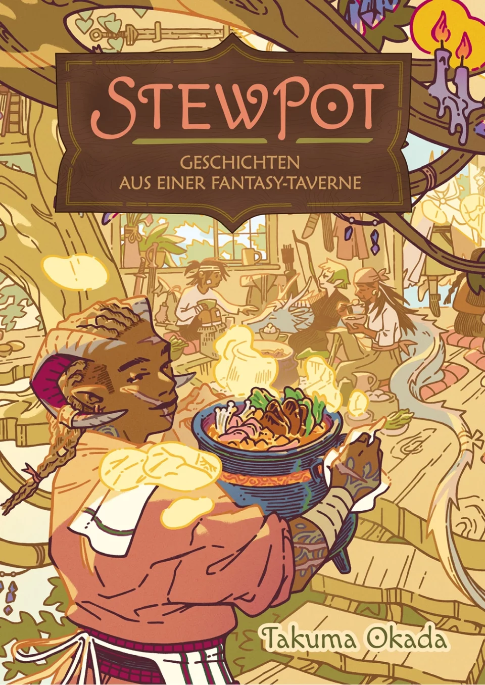 Cover von Stewpot - Geschichten aus einer Fantasy-Taverne. Ein Tiefling mit Widderhörnern, Cornrows, dunkler Haut und einer Narbe quer durchs Gesicht bringt einen großen Feuertopf mit dampfendem Essen herein. Der Tiefling trägt ein korallenrotes Gewand mit einer rot-weiß gestreiften Schürze und ein Geschirrhandtuch über der Schulter. Er hat rankenförmige Tätowierungen und weitere Narben auf dem Arm und fasst den heißen Topf mit Topflappen an. Vor ihm führen grob gezimmerte Holzstufen auf eine Ebene, auf der eine Gruppe Personen auf dem Boden beim Essen zusammensitzt. Bei ihnen liegt ein schlafender blauer Drachen. Im Hintergrund stehen Pflanzen auf einer Fensterbank und ein Schwert hängt an der Wand. Um die Szene herum sind Äste eines Baumes zu sehen, auf denen Kerzen brennen.