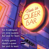 Ein rundes Barschild mit dem Text "Viva la QueerBar" in Orange, Pink und Lila. Text: "Ein Erzählspiel um eine queer Bar und ihr Team" und "A story game about a queer bar and its team". An der Häuserwand kleben mehrere Pride-Flaggen (Philadelphia-Regenbogen, Trans, Leder) und das Descended from the Queen Logo als Aufkleber an der Wand.