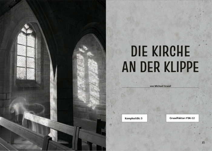 Doppelseite mit dem Titel des Mysteriums "Die Kirche an der Klippe" aus "Paranormale Variationen - Neue Mysterien für Paranormal Inc.". Daneben sieht man ein Schwarz-Weiß-Foto mit einem Kirchenfenster und einigen Kirchenbänken. Auf einer davon sitzt eine nebelhafte Gestalt.